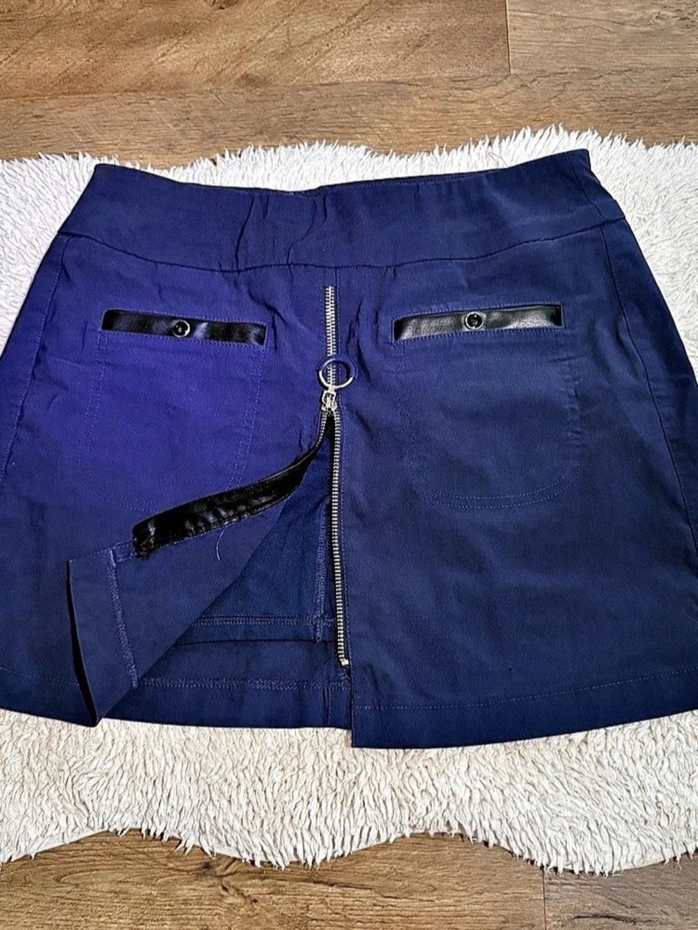 Ienki Women's Zip Pocket Athletic Shorts in Blue Like New